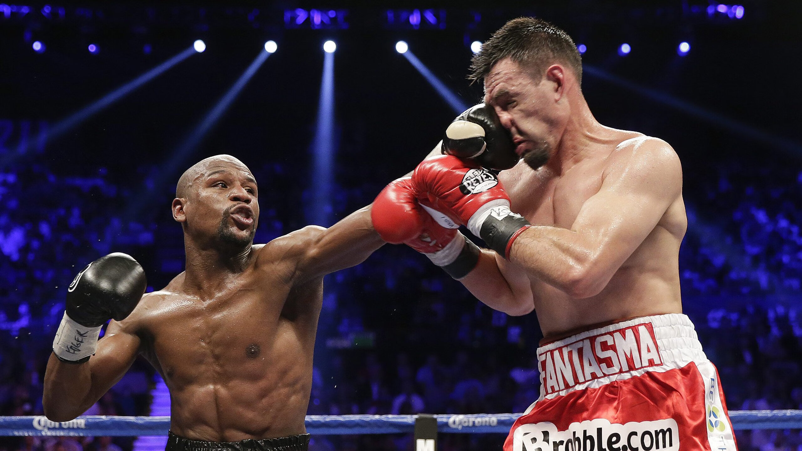 “泥浆狂潮：越野赛段的生死较量”，泥浆大赛视频